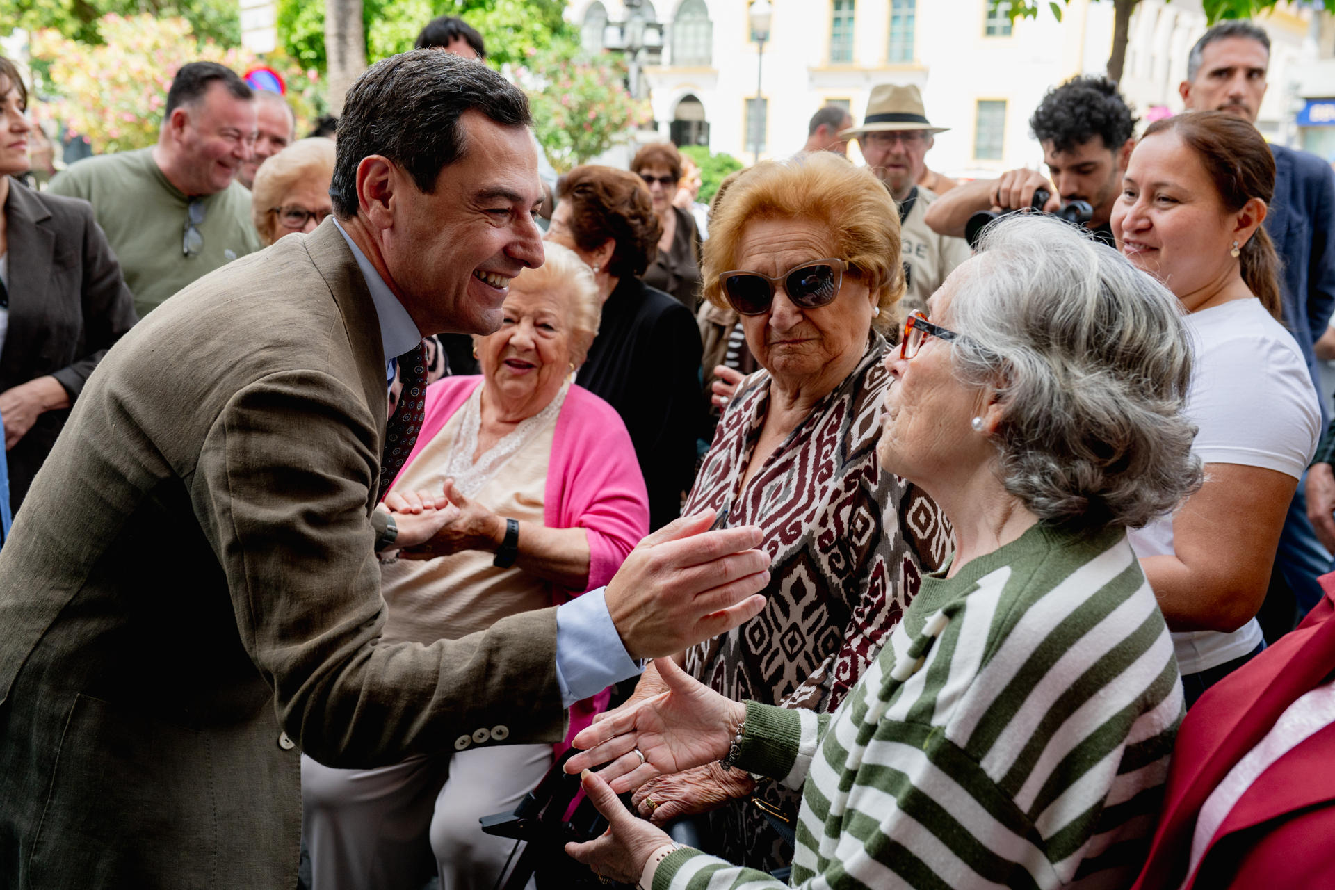 DOS HERMANAS (SEVILLA), 03/05/2026.- El presidente del PP de Andalucía y candidato a la reelección de la Presidencia de la Junta, Juanma Moreno, en su visita este domingo a la localidad sevillana de Dos Hermanas. EFE/Mauri Buhigas