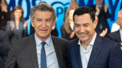 MADRID, 18/05/2026.- El presidente del PP, Alberto Núñez Feijóo (i) saluda al presidente de la Junta de Andalucía, Juanma Moreno (d) candidato del PP a la reelección, a su llegada a la sede del PP en Madrid, para asistir a la Junta Directiva Nacional de su partido, un día después de las elecciones andaluzas. EFE/Partido Popular/ Diego Puerta/SOLO USO EDITORIAL/SOLO DISPONIBLE PARA ILUSTRAR LA NOTICIA QUE ACOMPAÑA (CRÉDITO OBLIGATORIO)