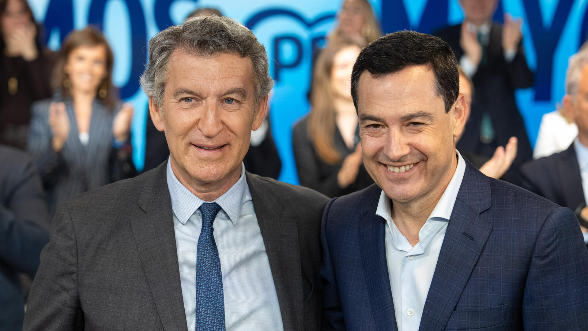 MADRID, 18/05/2026.- El presidente del PP, Alberto Núñez Feijóo (i) saluda al presidente de la Junta de Andalucía, Juanma Moreno (d) candidato del PP a la reelección, a su llegada a la sede del PP en Madrid, para asistir a la Junta Directiva Nacional de su partido, un día después de las elecciones andaluzas. EFE/Partido Popular/ Diego Puerta/SOLO USO EDITORIAL/SOLO DISPONIBLE PARA ILUSTRAR LA NOTICIA QUE ACOMPAÑA (CRÉDITO OBLIGATORIO)