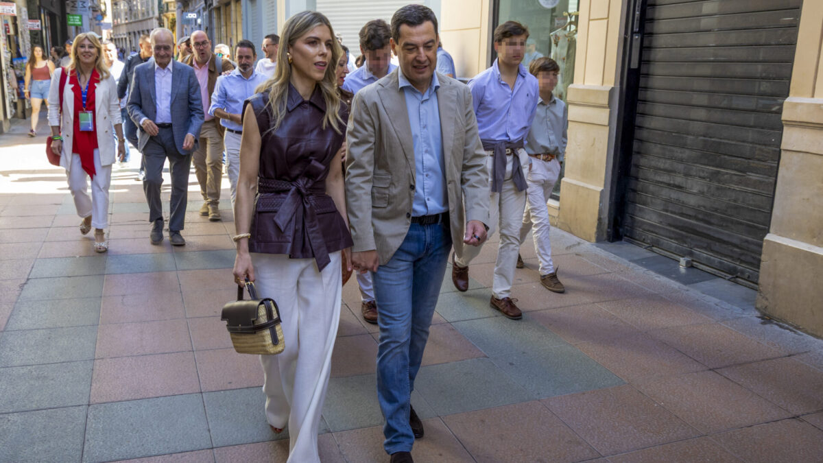 MÁLAGA, 17/05/2026.- El presidente de la Junta de Andalucía y candidato del PP a la reelección, Juanma Moreno (d), junto a su esposa Manuela Villena López (i) a su llegada al colegio electoral para ejercer su derecho al voto en Sevilla, este domingo. EFE/Álvaro Cabrera
