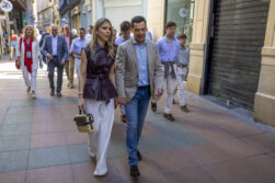 MÁLAGA, 17/05/2026.- El presidente de la Junta de Andalucía y candidato del PP a la reelección, Juanma Moreno (d), junto a su esposa Manuela Villena López (i) a su llegada al colegio electoral para ejercer su derecho al voto en Sevilla, este domingo. EFE/Álvaro Cabrera