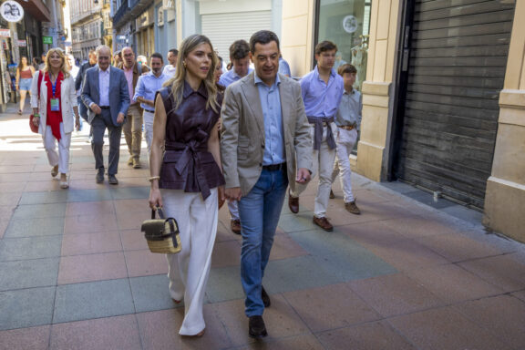 MÁLAGA, 17/05/2026.- El presidente de la Junta de Andalucía y candidato del PP a la reelección, Juanma Moreno (d), junto a su esposa Manuela Villena López (i) a su llegada al colegio electoral para ejercer su derecho al voto en Sevilla, este domingo. EFE/Álvaro Cabrera