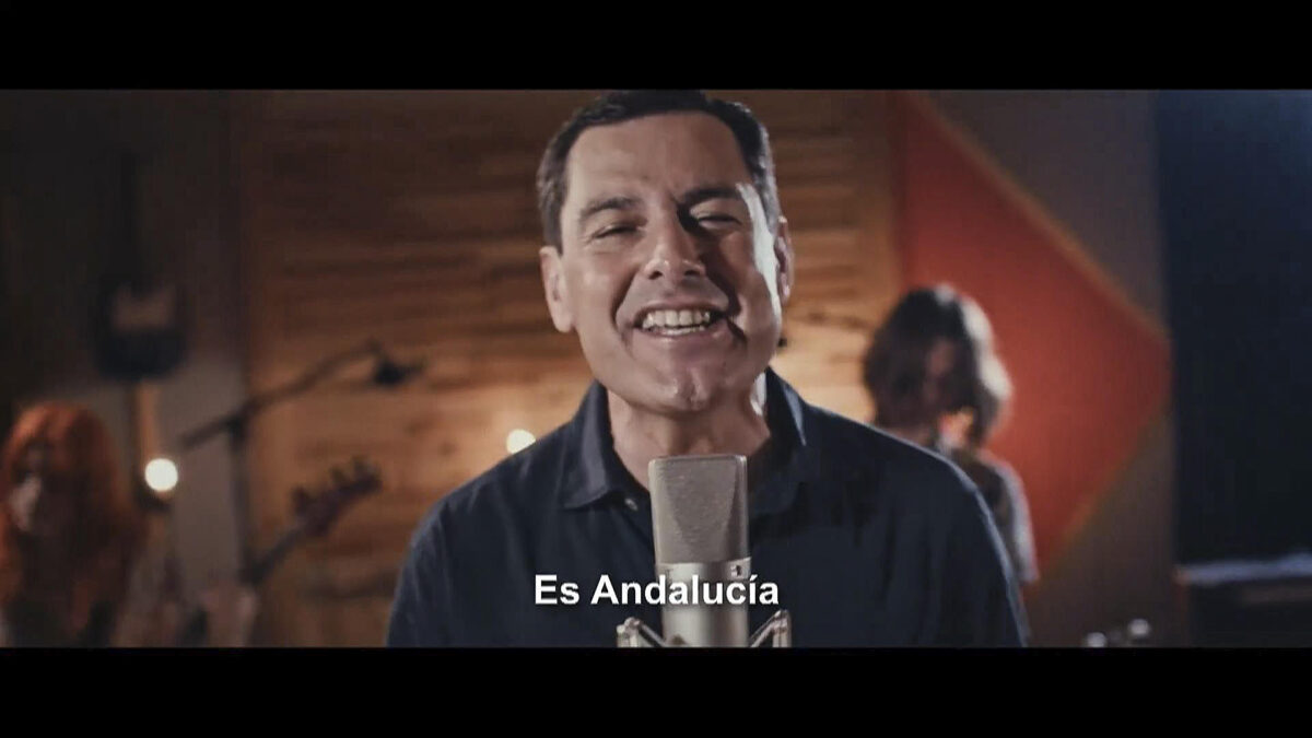 SEVILLA, 13/05/2026.- Captura tomada del presidente de la Junta de Andalucía y candidato del PP a la reelección, Juanma Moreno, mientras canta "Kilómetro sur", el himno de campaña de su partido, tema publicado en su cuenta oficial en la red social X. EFE/Cuenta oficial de Juanma Moreno en X SOLO USO EDITORIAL/SOLO DISPONIBLE PARA ILUSTRAR LA NOTICIA QUE ACOMPAÑA (CRÉDITO OBLIGATORIO)