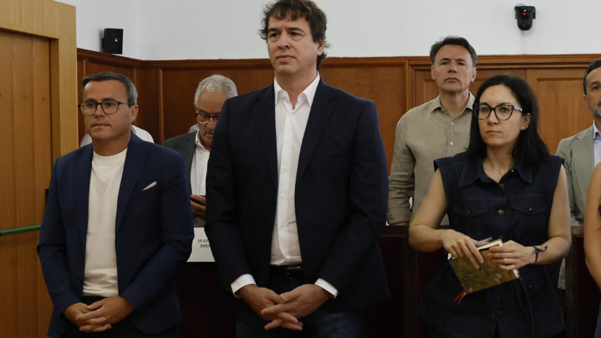 BADAJOZ (ESPAÑA), 28/05/2026.- El hermano del presidente del gobierno David Sánchez (c), Miguel Ángel Gallardo, ex líder del PSOE extremeño, y Elisa Moriano Morales, este jueves en la Audiencia de Badajoz, donde se inicia el juicio por el proceso de contratación de David Sánchez, hermano del presidente del Gobierno, en la Diputación de Badajoz. EFE/ Ballesteros POOL