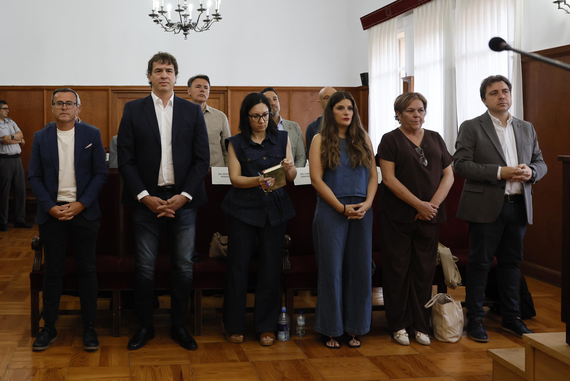 BADAJOZ (ESPAÑA), 28/05/2026.- El hermano del presidente del gobierno David Sánchez (2i), Miguel Ángel Gallardo (i), ex líder del PSOE extremeño, Elisa Moriano Morales (3i), Cristina Nuñez (3d), Juana Cintas Calderón (2d), y Manuel Candalija (d), este jueves en la Audiencia de Badajoz, donde se inicia el juicio por el proceso de contratación de David Sánchez, hermano del presidente del Gobierno, en la Diputación de Badajoz. EFE/ Ballesteros POOL