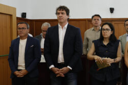 BADAJOZ (ESPAÑA), 28/05/2026.- El hermano del presidente del gobierno David Sánchez (c), Miguel Ángel Gallardo, ex líder del PSOE extremeño, y Elisa Moriano Morales, este jueves en la Audiencia de Badajoz, donde se inicia el juicio por el proceso de contratación de David Sánchez, hermano del presidente del Gobierno, en la Diputación de Badajoz. EFE/ Ballesteros POOL