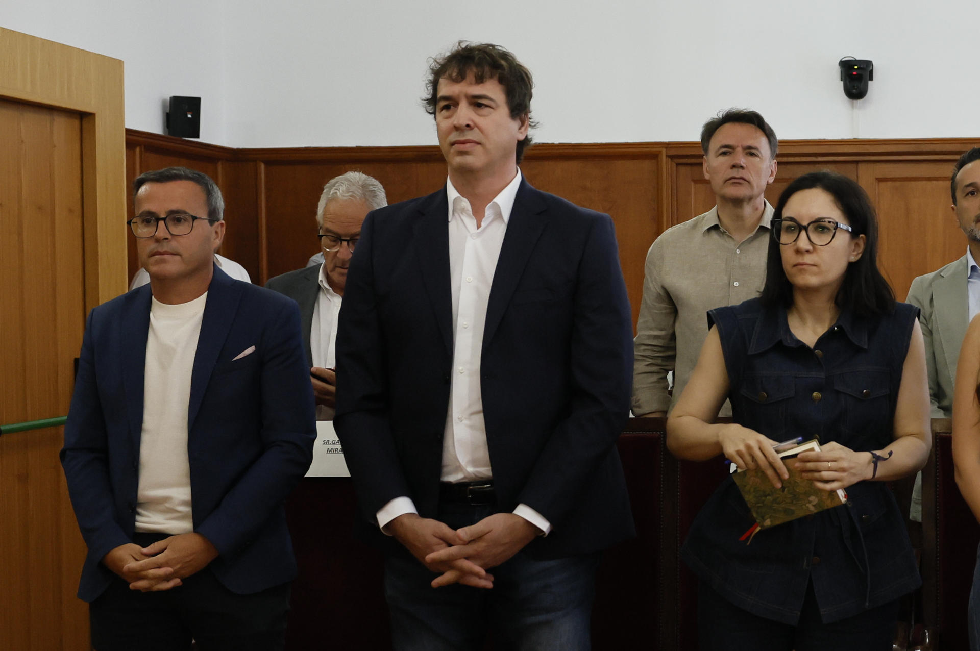 BADAJOZ (ESPAÑA), 28/05/2026.- El hermano del presidente del gobierno David Sánchez (c), Miguel Ángel Gallardo, ex líder del PSOE extremeño, y Elisa Moriano Morales, este jueves en la Audiencia de Badajoz, donde se inicia el juicio por el proceso de contratación de David Sánchez, hermano del presidente del Gobierno, en la Diputación de Badajoz. EFE/ Ballesteros POOL