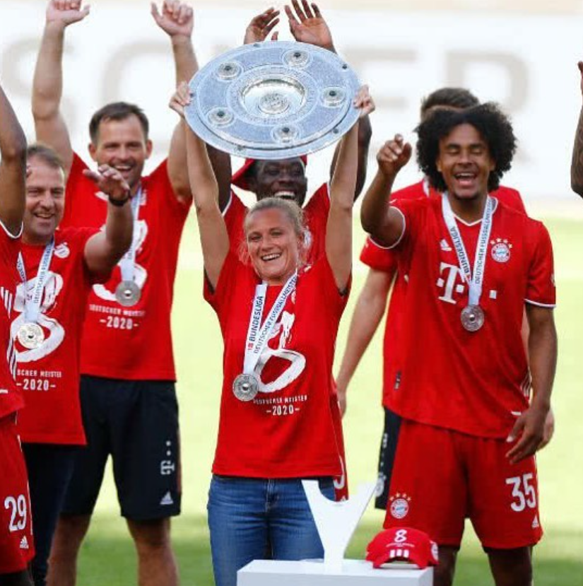 Kathleen Krüger celebrando el título de Bundesliga con el Bayern München