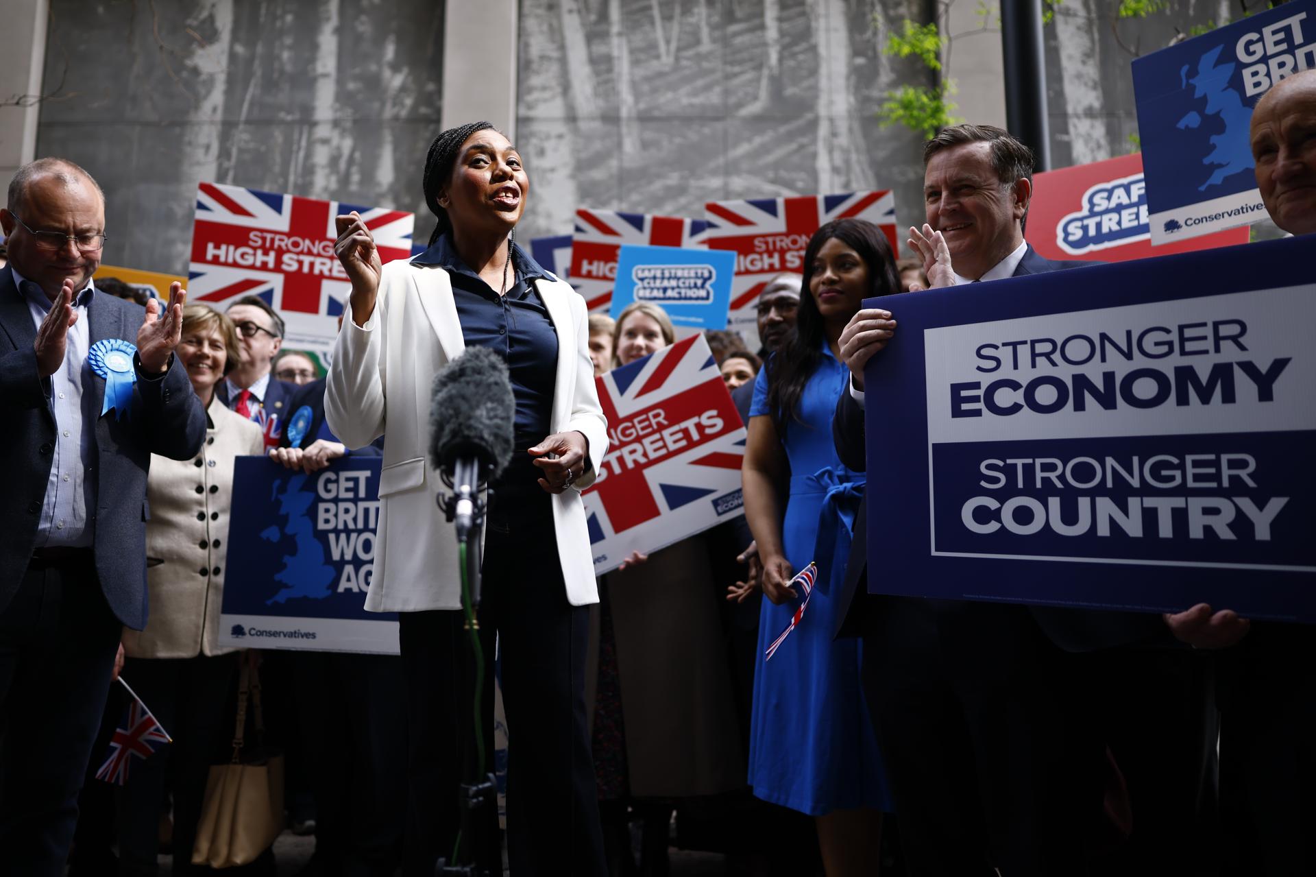 LONDON (United Kingdom), 08/05/2026.- Leader of the British Conservative Party Kemi Badenoch speaks to the media outside Westminster Town Hall after winning the Westminster Council from the ruling Labour Party at the local elections, in London, Britain, 08 May 2026. Local elections took place across the United Kingdom on 07 May 2026. (Elecciones, Reino Unido, Londres) EFE/EPA/TOLGA AKMEN