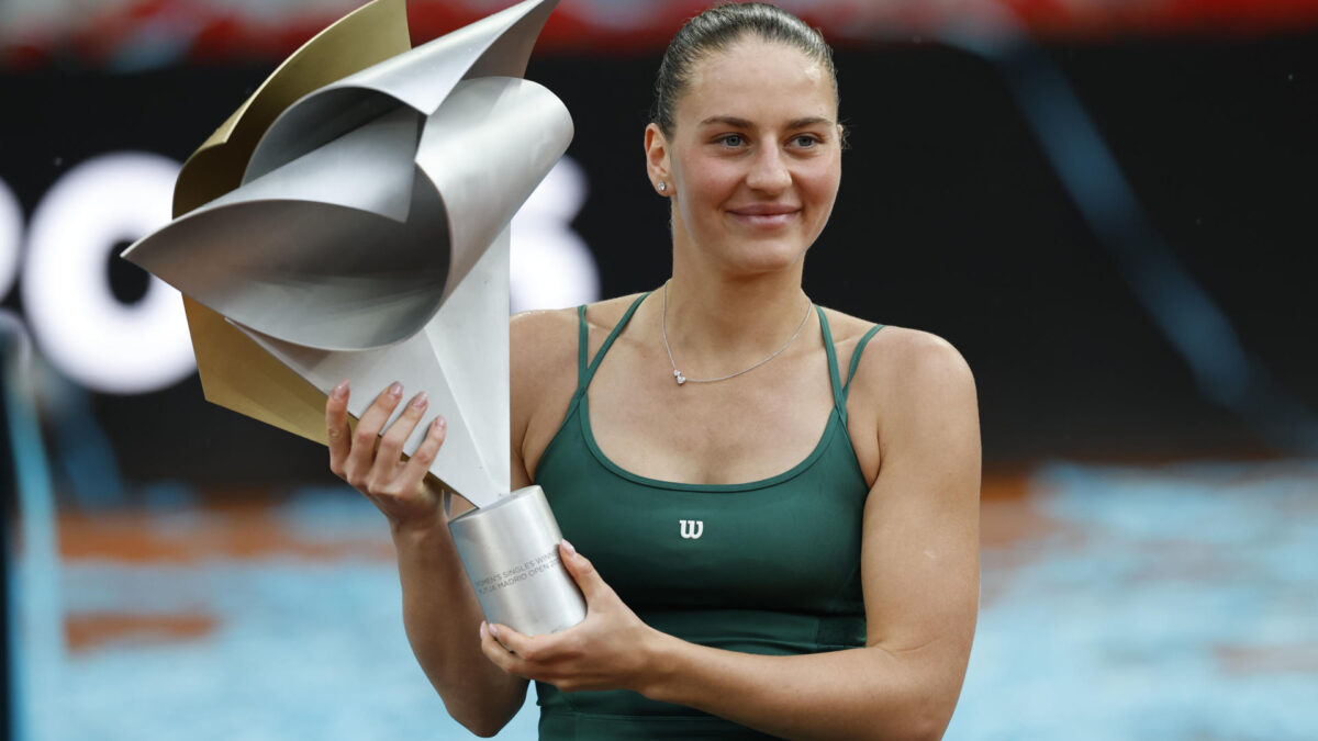La tenista ucraniana Marta Kostiuk celebra con su trofeo la victoria ante la rusa Mirra Andréyeva, durante la final individual femenino del Abierto de Madrid de Tenis disputada este sábado en la Caja Mágica en Madrid.