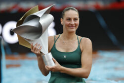 La tenista ucraniana Marta Kostiuk celebra con su trofeo la victoria ante la rusa Mirra Andréyeva, durante la final individual femenino del Abierto de Madrid de Tenis disputada este sábado en la Caja Mágica en Madrid.