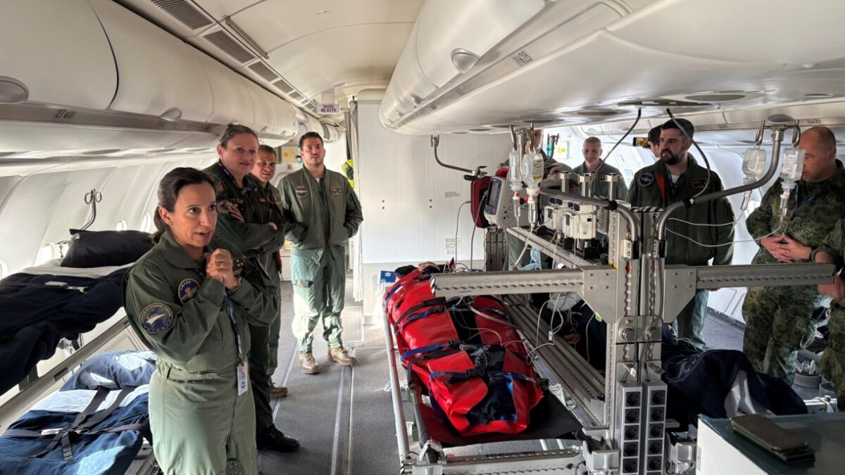 La capitán Márquez muestra el equipo español para las evacuaciones médicas aéreas