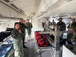 La capitán Márquez muestra el equipo español para las evacuaciones médicas aéreas
