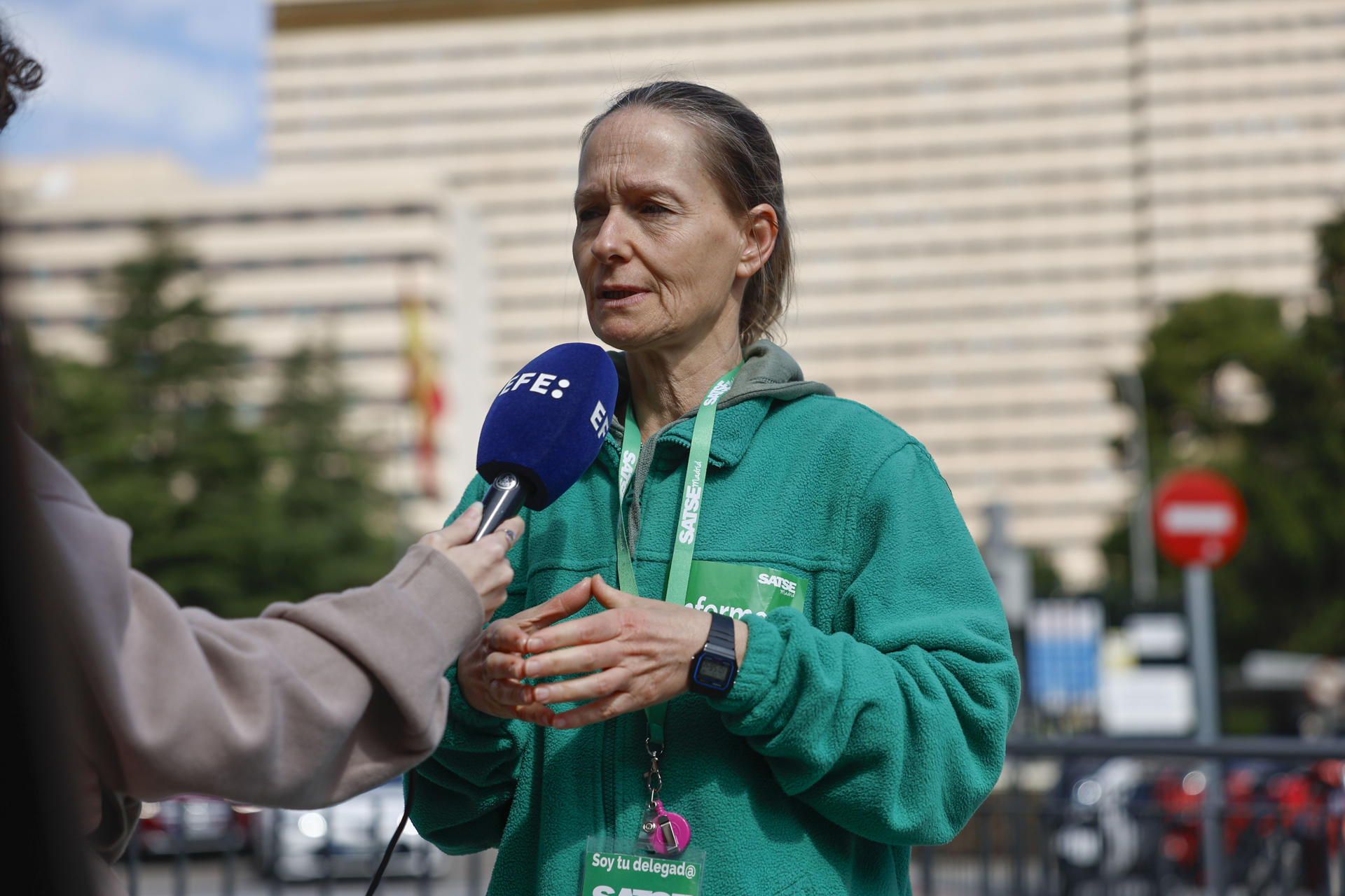MADRID, 12/05/2026.- La delegada del SATSE en el Hospital Gómez Ulla, Silvia Valcarce, atiende a los medios a las puertas del Hospital Central de la Defensa Gómez Ulla, este martes. El paciente español que ha dado positivo provisional por hantavirus y que se encuentra ingresado en el Gómez Ulla presenta desde anoche febrícula y ligera desaturación (bajada de la saturación de oxígeno), informaron fuentes oficiales. No obstante, en el momento actual se encuentra aparentemente estable y sin empeoramiento clínico evidente, según el Ministerio de Sanidad español. Este paciente se encuentra en la Unidad de Aislamiento y Tratamiento de Alto Nivel (Uatan) del centro, construida en el hospital militar tras la crisis del ébola de 2014 y que cuenta con medidas de seguridad como circuitos diferenciados de entrada y salida, controles de acceso, presión negativa y desinfección en cada una de las habitaciones. EFE/Rodrigo Jiménez