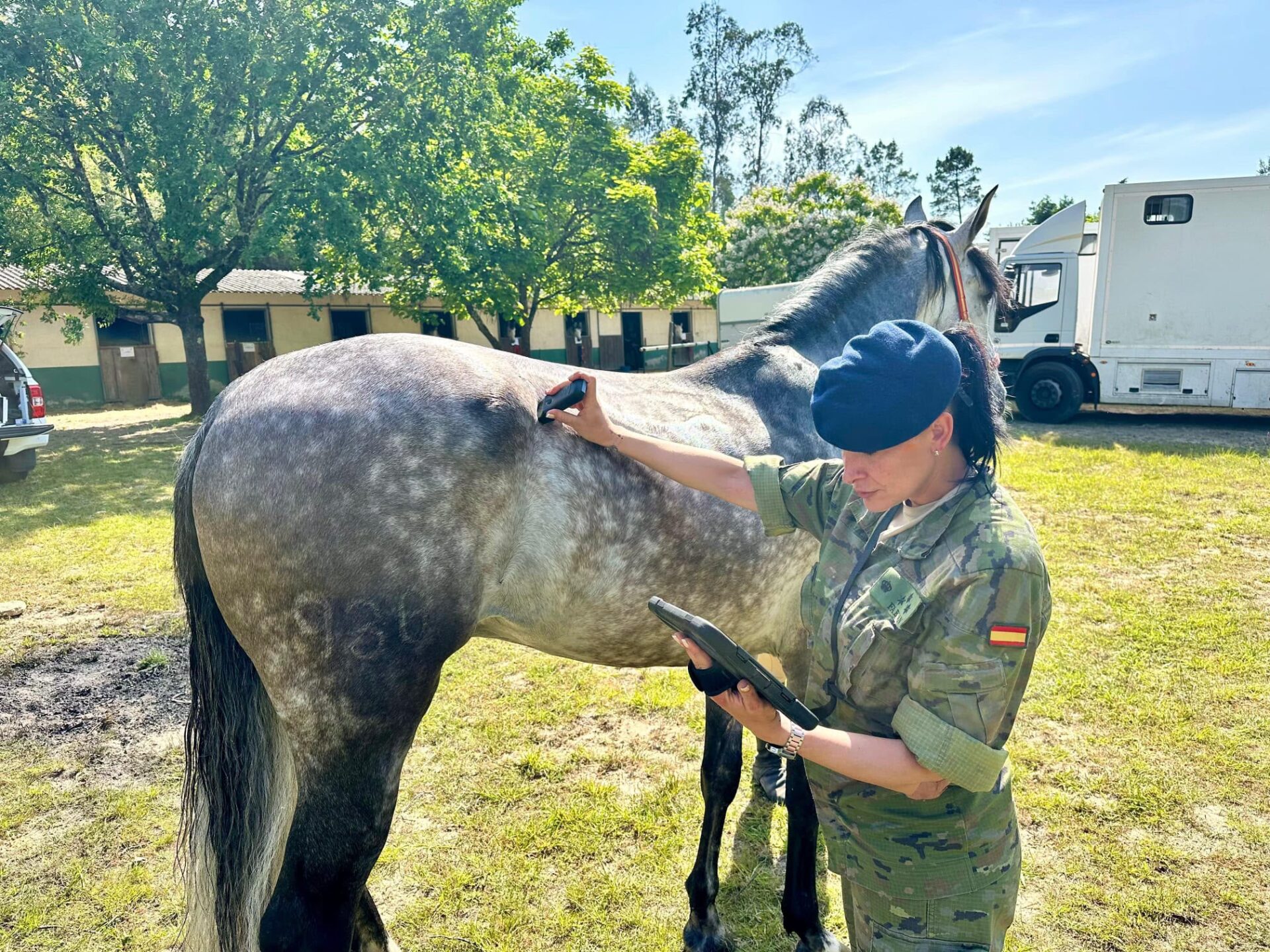 La capitán veterinaria de la Guardia Real, María