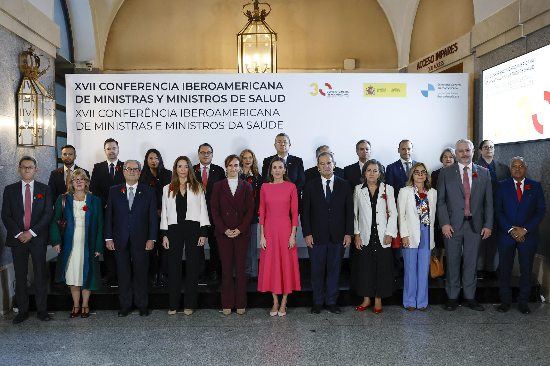 MADRID (ESPAÑA), 14/05/2026.- La reina Letizia (c) y la ministra de Sanidad, Mónica García (c-i) durante la foto oficial de la XVII Conferencia Iberoamericana de ministros y ministras de Salud celebrado este jueves en el Teatro Real de Madrid. EFE/ Chema Moya