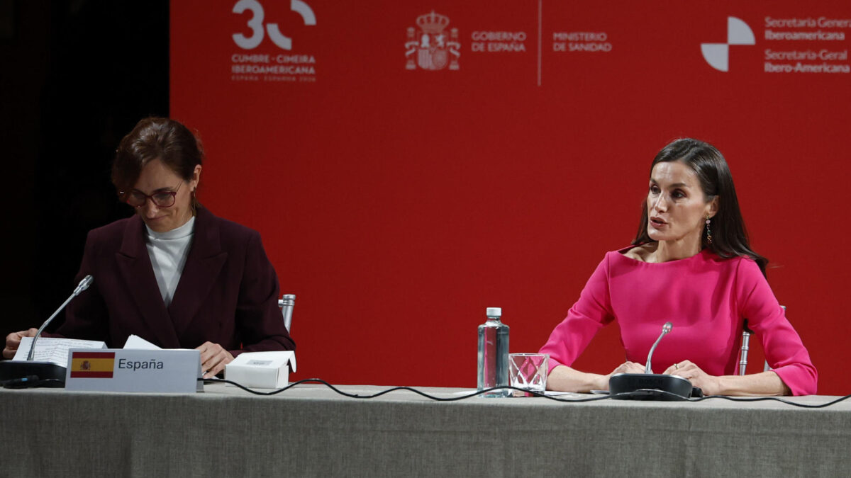 MADRID (ESPAÑA), 14/05/2026.- La reina Letizia (d) y la ministra de Sanidad, Mónica García (i) durante la XVII Conferencia Iberoamericana de ministros y ministras de Salud celebrado este jueves en el Teatro Real de Madrid. EFE/ Chema Moya