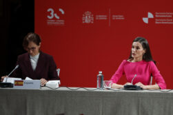 MADRID (ESPAÑA), 14/05/2026.- La reina Letizia (d) y la ministra de Sanidad, Mónica García (i) durante la XVII Conferencia Iberoamericana de ministros y ministras de Salud celebrado este jueves en el Teatro Real de Madrid. EFE/ Chema Moya