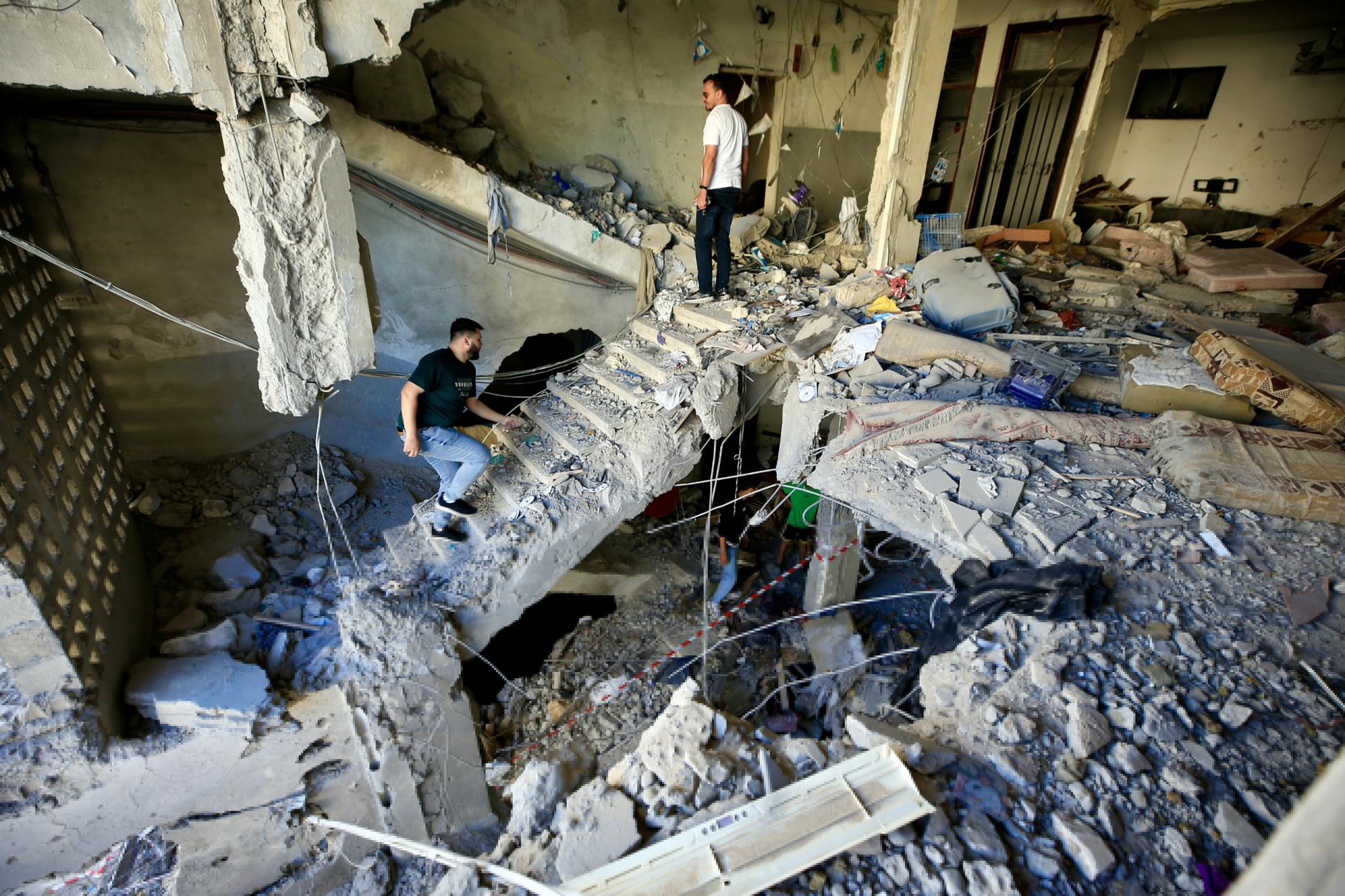 Sidon (Lebanon), 28/05/2026.- People inspect the damage inside a building following an Israeli airstrike in the southern coastal city of Sidon, Lebanon, 28 May 2026. At least four people were killed and several others injured in the attack. On 27 May, Israel had designated all regions south of the Zahrani River in Lebanon, roughly 40km from the border, including Tyre, as 'combat zones' and ordered locals to leave in anticipation of attacks against Hezbollah. Israeli attacks across Lebanon have killed over 3,275 people and injured more than 9,850, as of 28 May, since the renewed hostilities between Israel and Hezbollah, according to the Lebanese Ministry of Health. (Líbano, Hizbulá/Hezbolá) EFE/EPA/STRINGER