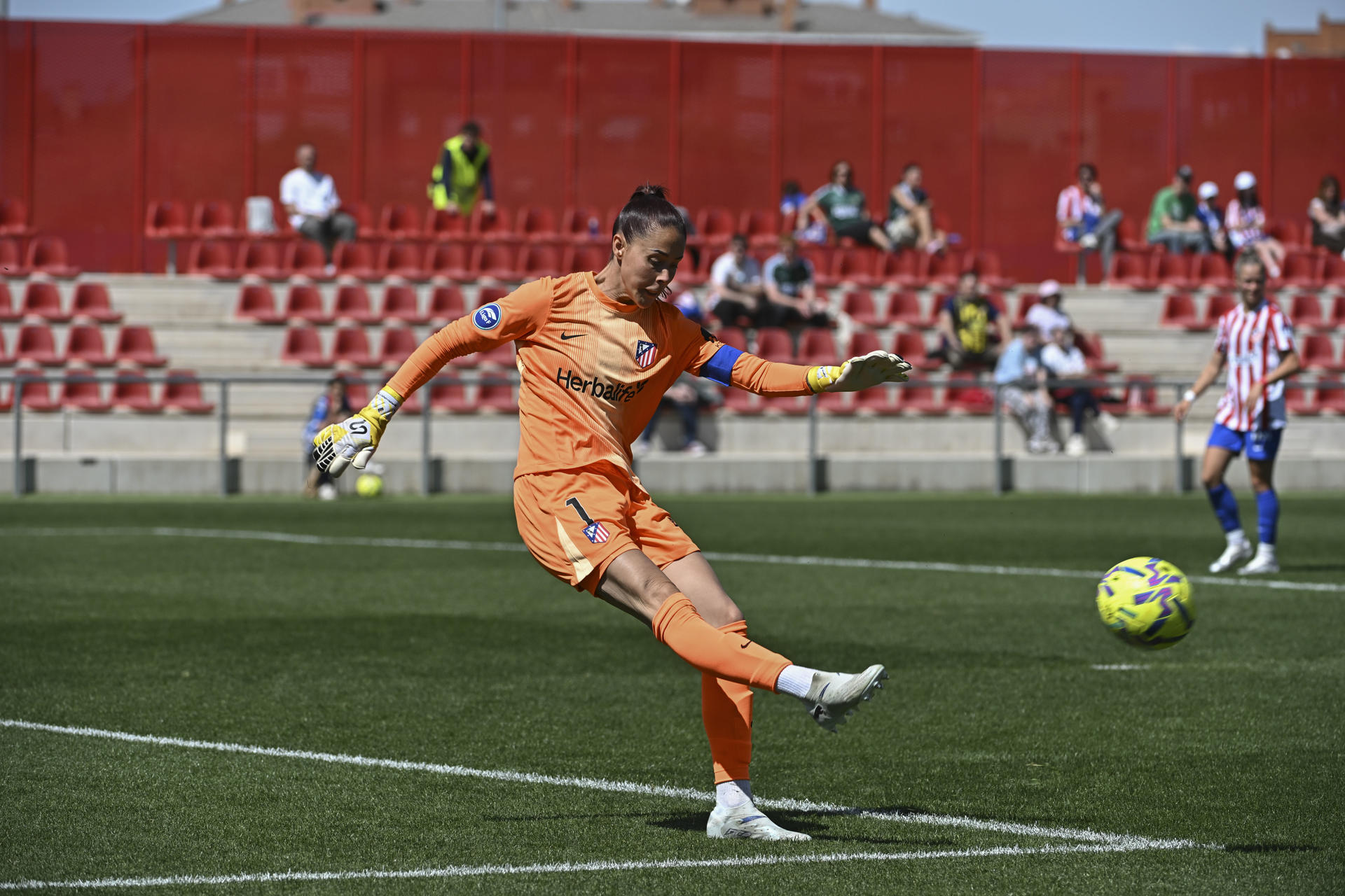 La portera del Atlético de Madrid Lola Gallardo despeja el balón durante un partido de la Liga F. EFE/ Fernando Villar