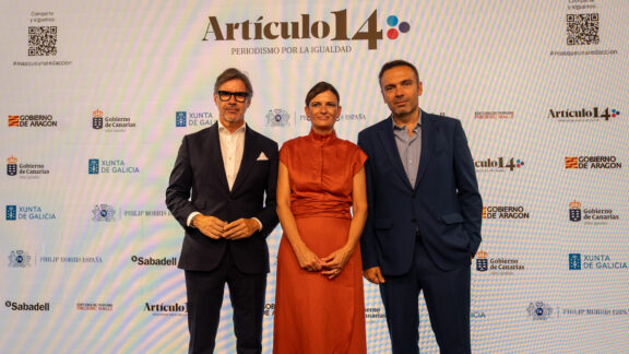 Luis de la Matta, director de comunicación de Alberto Núñez Feijóo junto a Pilar Gómez y José Sánchez Arce