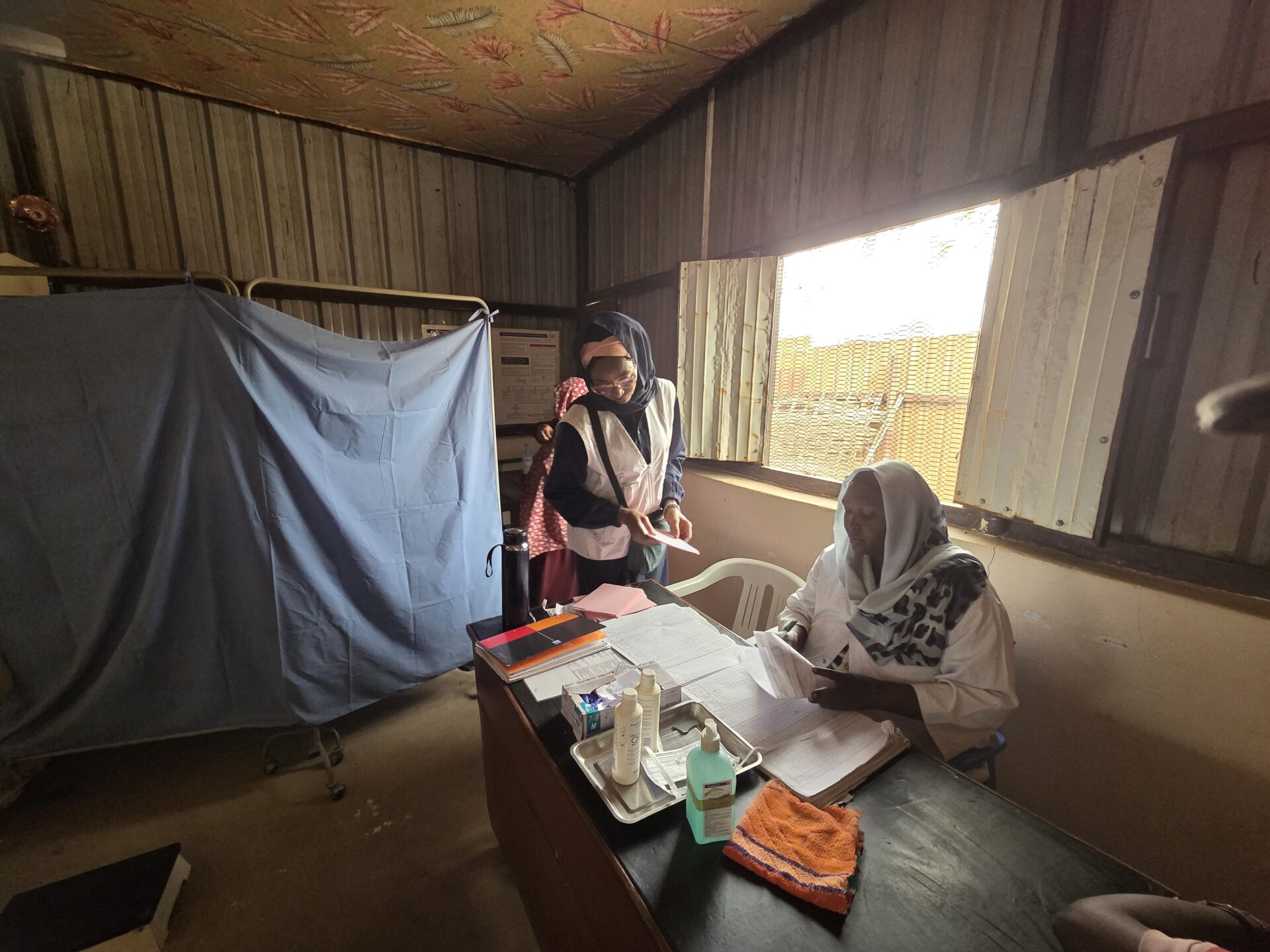 Midwife activity manager Blessing Odagwe has visited the MSF-supported clinic in Kalma internally displaced persons camp to work with Fatima Abdulmalih Abdallah, a midwife from the Ministry of Health, who has set up to provide antenatal care. South Darfur, Sudan. March 2026.