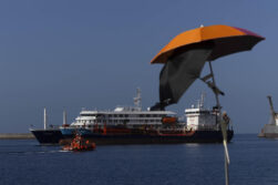 GRANADILLA DE ABONA (TENERIFE) (ESPAÑA), 11/05/2026.- Un barco de abastecimiento proporciona combustible al crucero MV Hondius, fondeado desde el domingo en el puerto de Granadilla de Abona (Tenerife), en presencia de una lancha de Salvamento Marítimo (i). EFE/Miguel Barreto