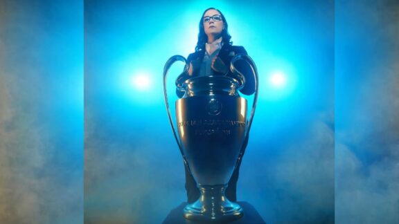 La narradora mexicana Majo González posa con la Champions League