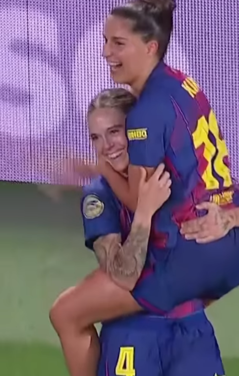 Mapi León y Kika Nazareth celebrando un gol con el FC Barcelona