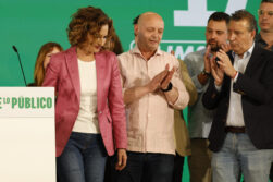 SEVILLA, 17/05/2026.- La candidata del PSOE a la presidencia de la Junta, María Jesús Montero (i), tras valorar los resultados electorales del partido este domingo en Sevilla. EFE/Julio Muñoz