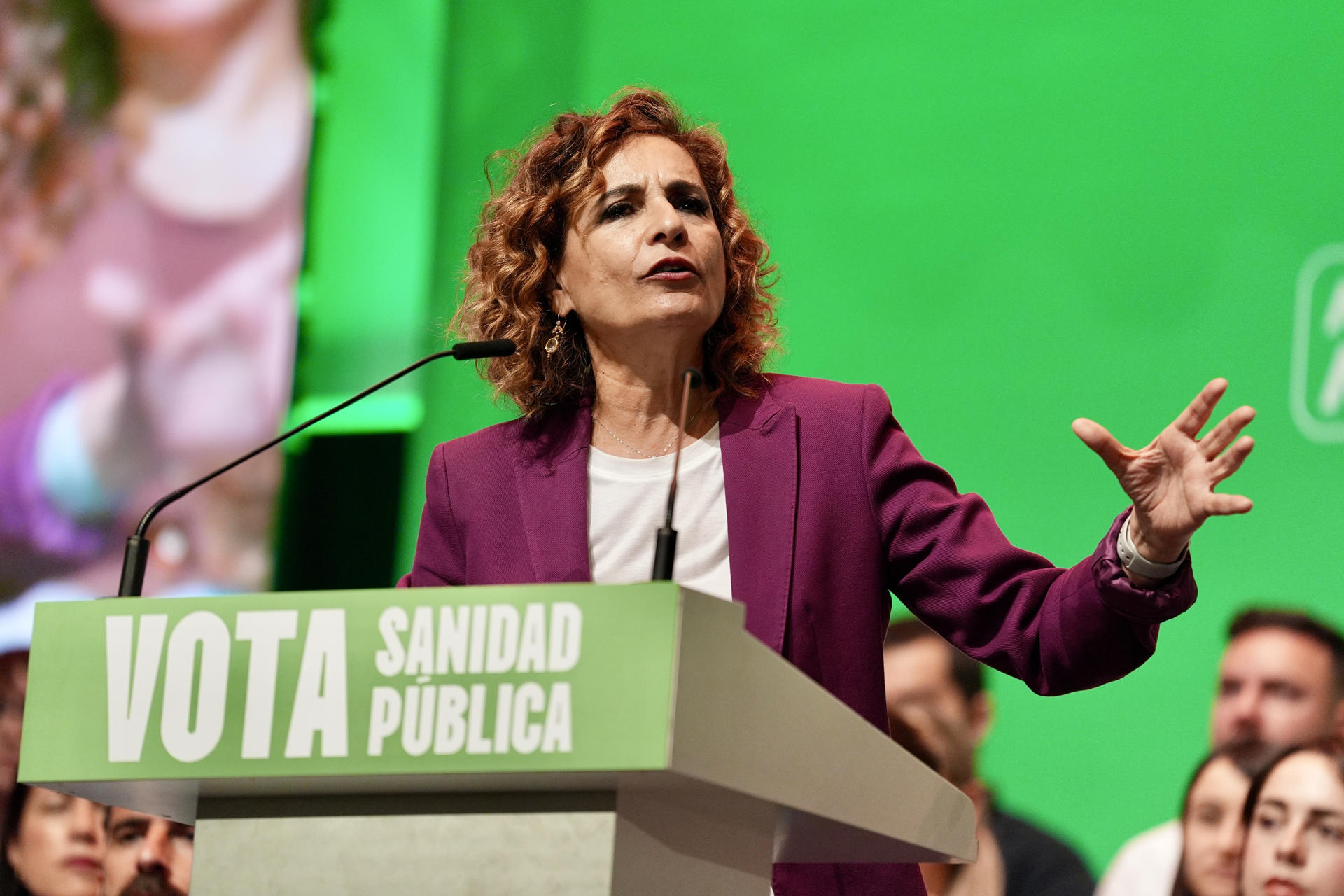 LA LÍNEA DE LA CONCEPCIÓN (CÁDIZ), 10/05/2026.- La candidata a la presidencia de la Junta de Andalucía, María Jesús Montero, interviene en un mitin celebrado este domingo en el Campo de Gibraltar, donde ha estado acompañada por el presidente del Gobierno, Pedro Sánchez. EFE/Román Ríos