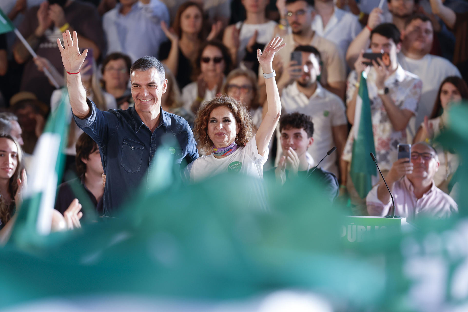 El presidente del Gobierno, Pedro Sánchez y la candidata socialista a la Junta, María Jesús Montero (d), durante un acto de campaña celebrado este viernes en la Ciudad Deportiva de Cártama. EFE/ Jorge Zapata