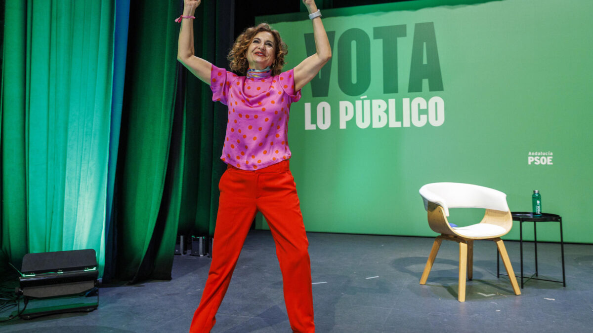 MAIRENA DEL ALJARAFE (SEVILLA), 02/05/2026,- La candidata socialista a la Presidencia de la Junta de Andalucía, María Jesús Montero, saluda a los asistentes antes de participar hoy sábado en el Teatro Municipal Villa de Mairena en un encuentro con la secretaria de Igualdad del PSOE, Pilar Bernabé. EFE/Julio Muñoz