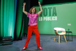 MAIRENA DEL ALJARAFE (SEVILLA), 02/05/2026,- La candidata socialista a la Presidencia de la Junta de Andalucía, María Jesús Montero, saluda a los asistentes antes de participar hoy sábado en el Teatro Municipal Villa de Mairena en un encuentro con la secretaria de Igualdad del PSOE, Pilar Bernabé. EFE/Julio Muñoz