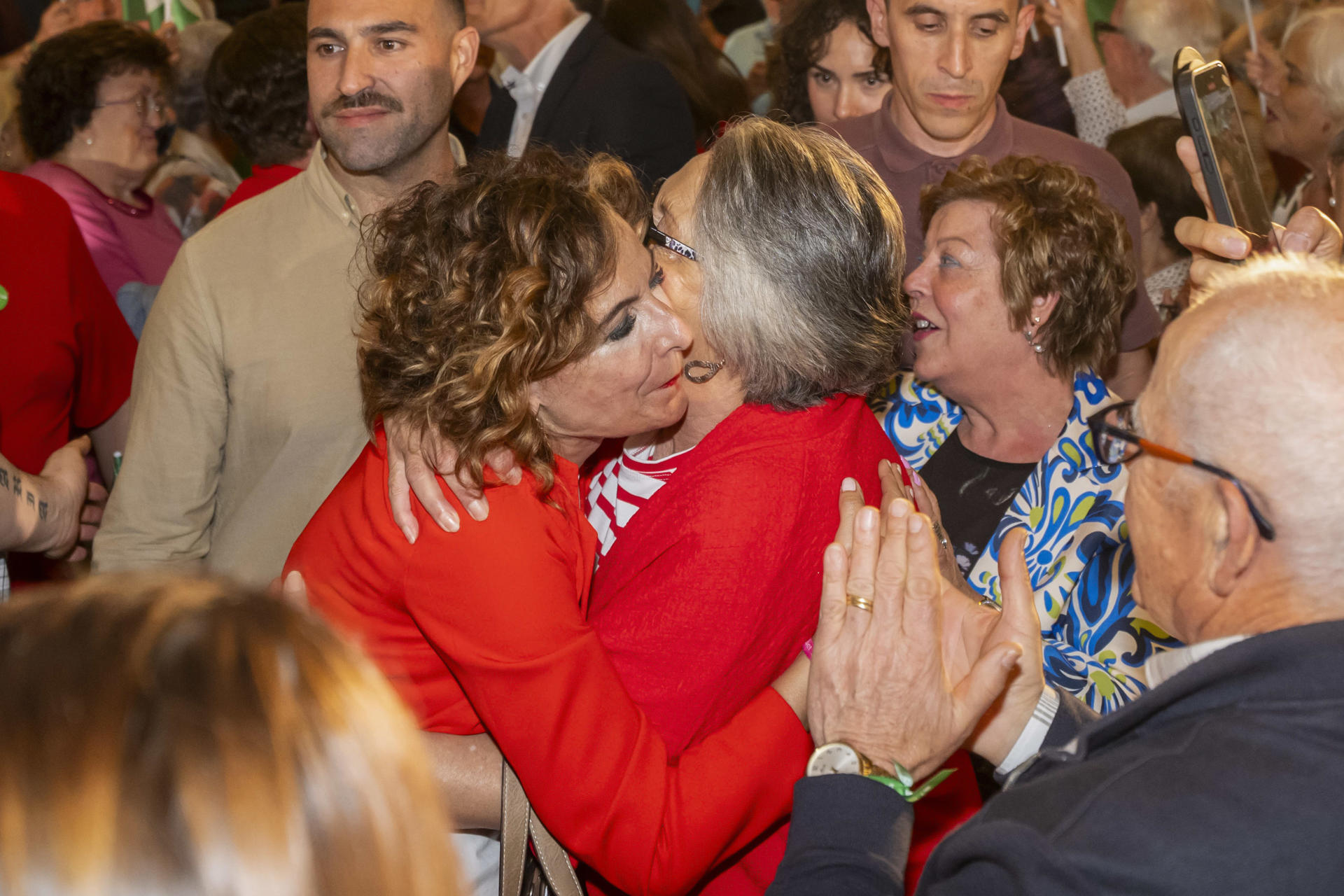 GRANADA, 30/04/2026.- La candidata a la Presidencia de la Junta de Andalucía y secretaria general del PSOE andaluz, María Jesús Montero (izda), saluda a una simpatizante durante el acto central de inicio de campaña en Granada para las elecciones autonómicas del 17 de mayo. EFE/Miguel Ángel Molina
