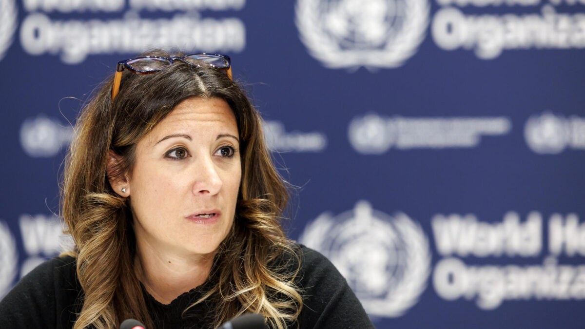 GINEBRA, 05/05/2026.- Fotografía de archivo de la directora de prevención y preparación de epidemias y pandemias, Maria Van Kerkhove, durante una rueda de prensa celebrada en 2023. La Organización Mundial de la Salud (OMS) confirmó este martes que se planea que el crucero en el que se ha declarado un brote de hantavirus, causante de una enfermedad infecciosa grave, se dirija a Canarias, donde será acogido. "Estamos trabajando con las autoridades españolas, que acogerán al barco, así lo han comunicado, llevarán a cabo una investigación exhaustiva, una investigación epidemiológica completa, una desinfección total del barco y, por supuesto, evaluarán el riesgo de los pasajeros que se encuentran a bordo", declaró Van Kerkhove. EFE/ Salvatore Di Nolfi