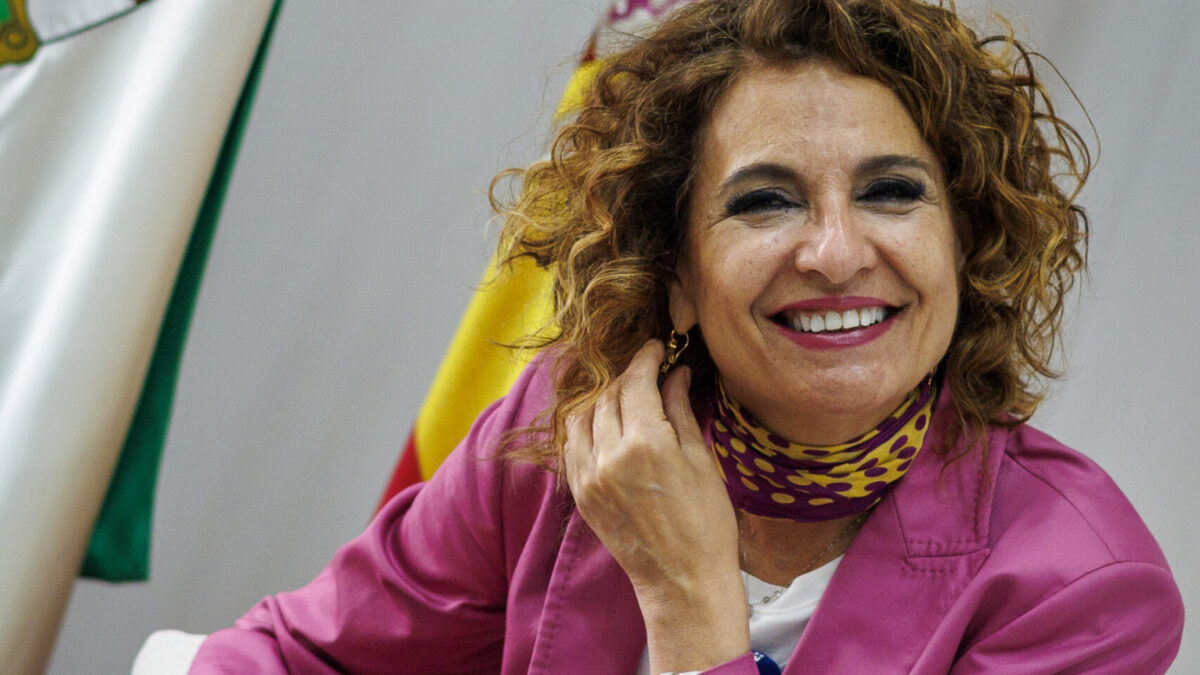 SEVILLA, 13/05/2026.- La secretaria general del PSOE andaluz y candidata a la Presidencia de la Junta en las elecciones del 17 de mayo, María Jesús Montero, en la sede del PSOE-A en Sevilla durante la entrevista concedida a la Agencia EFE, en la que ha asegurado que son "la alternativa" al PP, no una "muleta" de Juanma Moreno, por lo que "nadie entendería que el PSOE diera el visto bueno a las políticas privatizadoras del Gobierno andaluz del PP en sanidad y universidades". EFE/ Julio Muñoz