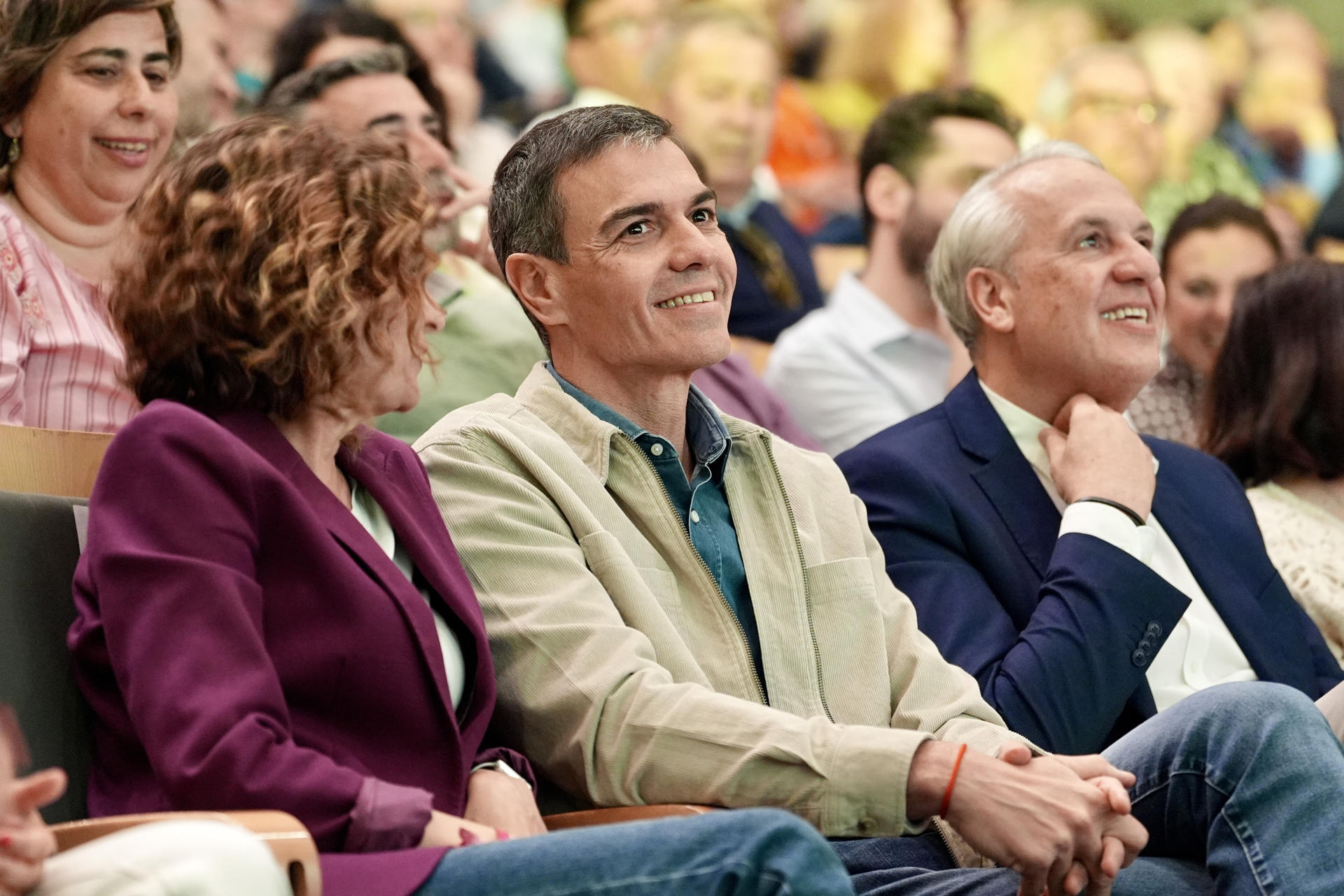 LA LÍNEA DE LA CONCEPCIÓN (CÁDIZ), 10/05/2026.- El presidente del Gobierno y secretario general del PSOE, Pedro Sánchez, y la candidata a la presidencia de la Junta de Andalucía, María Jesús Montero, durante un acto celebrado este domingo en el Campo de Gibraltar. EFE/Román Ríos