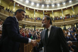 El presidente del Gobierno en funciones, Mariano Rajoy, saluda al candidato electo, Pedro Sánchez, tras la aprobación de la moción de censura.