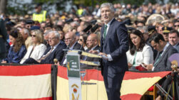 BAEZA (JAÉN), 13/05/2026.- El ministro del Interior, Fernando Grande-Marlaska, preside la jura o promesa de bandera de los integrantes de la 131ª promoción de la Academia de Cabos y Guardias de la Guardia Civil de Baeza (Jaén), este miércoles en la Academia de Guardias de la Guardia Civil. EFE/José Manuel Pedrosa