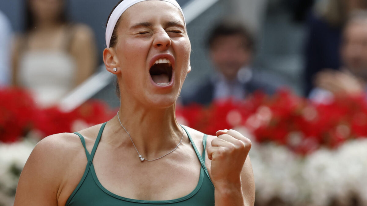 La tenista ucraniana Marta Kostiuk celebra una bola a la tenista rusa Mirra Andréyeva, durante la final individual femenino del Abierto de Madrid de Tenis.