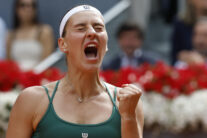 La tenista ucraniana Marta Kostiuk celebra una bola a la tenista rusa Mirra Andréyeva, durante la final individual femenino del Abierto de Madrid de Tenis.
