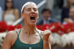 La tenista ucraniana Marta Kostiuk celebra una bola a la tenista rusa Mirra Andréyeva, durante la final individual femenino del Abierto de Madrid de Tenis.