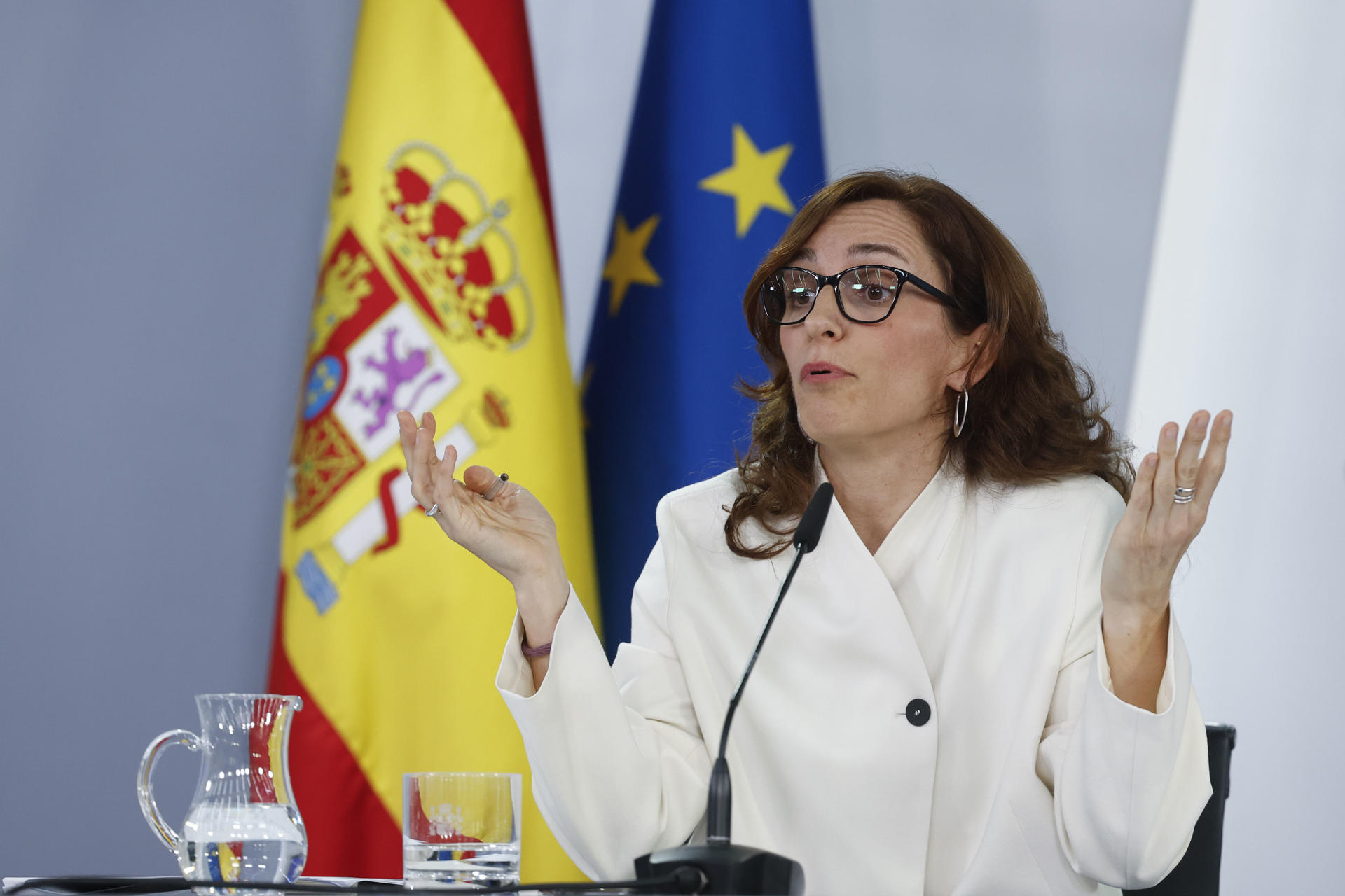 MADRID (ESPAÑA), 06/05/2026.- La ministra de Sanidad, Mónica García durante la rueda de prensa tras la reunión de seguimiento para atender la solicitud de la Organización Mundial de la Salud (OMS) al Gobierno para acoger al crucero MV Hondius, afectado por un brote de hantavirus, en las Islas Canarias este miércoles en La Moncloa, Madrid. EFE/ Javier Lizón