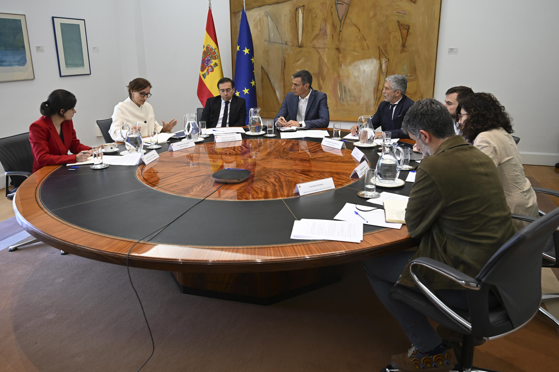MADRID (ESPAÑA), 06/05/2026.- El jefe del Ejecutivo, Pedro Sánchez (c) preside este miércoles en el palacio de la Moncloa la reunión de seguimiento para atender la solicitud de la Organización Mundial de la Salud (OMS) al Gobierno para acoger al crucero MV Hondius, afectado por un brote de hantavirus, en las Islas Canarias. A la reunión han asistido además de Sánchez, la ministra de Sanidad, Mónica García (2i); el ministro del Interior, Fernando Grande-Marlaska (c-d). EFE/ Borja Puig De La Bellacasa /Pool Moncloa/ SOLO USO EDITORIAL/SOLO DISPONIBLE PARA ILUSTRAR LA NOTICIA QUE ACOMPAÑA (CRÉDITO OBLIGATORIO)