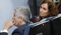 MADRID, 12/05/2026.- Los ministros de Sanidad, Mónica García e Interior, Fernando Grande Marlaska, durante la rueda de prensa que el presidente del Gobierno, Pedro Sánchez, y el director general de la Organización Mundial de la Salud, Tedros Adhanom, han ofrecido tras la reunión mantenida este martes en el Palacio de la Moncloa para analizar la situación provocada por la crisis de hantavirus. EFE/ Chema Moya