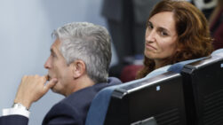 MADRID, 12/05/2026.- Los ministros de Sanidad, Mónica García e Interior, Fernando Grande Marlaska, durante la rueda de prensa que el presidente del Gobierno, Pedro Sánchez, y el director general de la Organización Mundial de la Salud, Tedros Adhanom, han ofrecido tras la reunión mantenida este martes en el Palacio de la Moncloa para analizar la situación provocada por la crisis de hantavirus. EFE/ Chema Moya