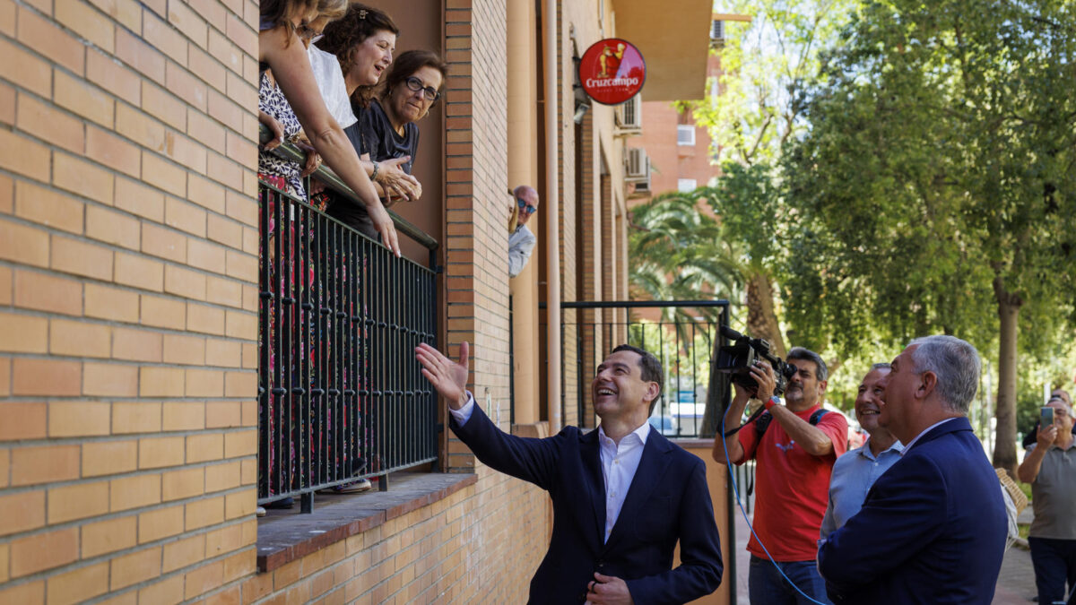 SEVILLA, 15/05/2026.- El presidente del PP de Andalucía y candidato a la reelección de la Presidencia de la Junta, Juanma Moreno, saluda a unas vecinas en el barrio de Sevilla Este antes del acto electoral celebrado este viernes, el último día de campaña de elecciones andaluzas. EFE/Julio Muñoz