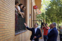 SEVILLA, 15/05/2026.- El presidente del PP de Andalucía y candidato a la reelección de la Presidencia de la Junta, Juanma Moreno, saluda a unas vecinas en el barrio de Sevilla Este antes del acto electoral celebrado este viernes, el último día de campaña de elecciones andaluzas. EFE/Julio Muñoz