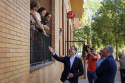 SEVILLA, 15/05/2026.- El presidente del PP de Andalucía y candidato a la reelección de la Presidencia de la Junta, Juanma Moreno, saluda a unas vecinas en el barrio de Sevilla Este antes del acto electoral celebrado este viernes, el último día de campaña de elecciones andaluzas. EFE/Julio Muñoz
